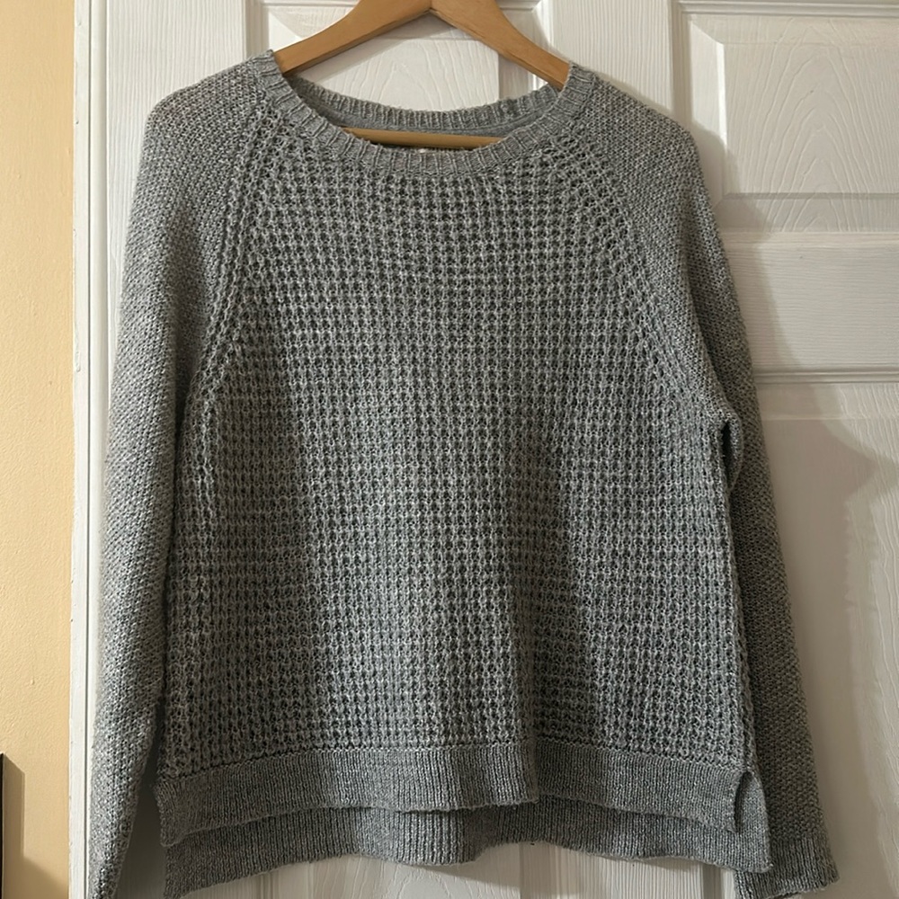 GREAT CONDITION - WOMEN’S FOREVER 21 SWEATER